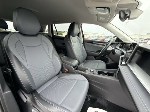 Used 2026 Volkswagen Tiguan SE FWD image 25