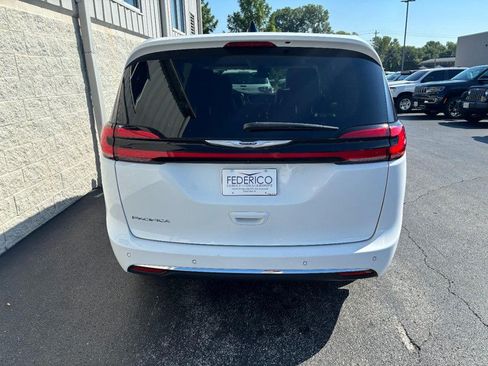 Used 2024 Chrysler Pacifica Touring-L FWD image 4