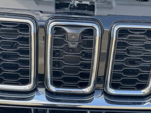 New 2025 Jeep Grand Cherokee Limited w/ Luxury Tech Group II image 39