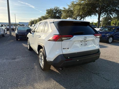 Used 2022 Toyota RAV4 LE FWD image 3