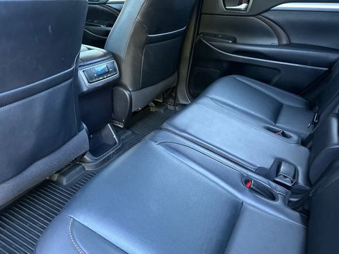 Used 2019 Toyota Highlander XLE AWD/4WD image 4