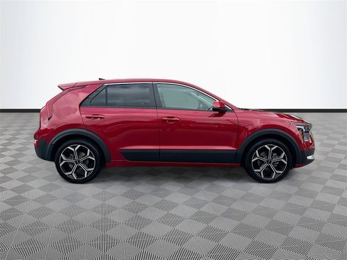 Used 2023 Kia Niro LX image 5