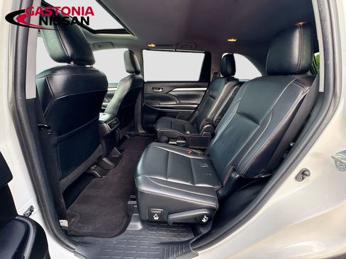 Used 2019 Toyota Highlander XLE FWD image 33