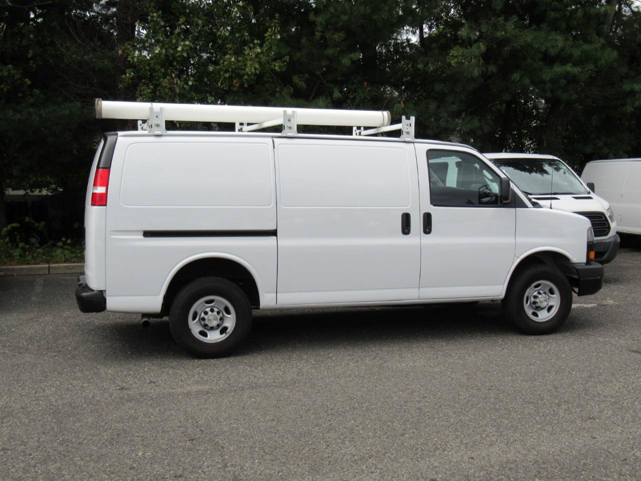 Used 2022 Chevrolet Express 3500 w/ Driver Convenience Package RWD image 7