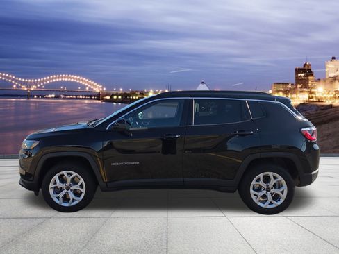Used 2025 Jeep Compass Latitude image 2