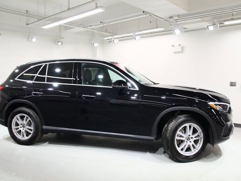 Used 2025 Mercedes-Benz GLC 300 4MATIC image 9