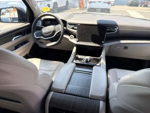 Used 2024 Jeep Wagoneer L Series II w/ Flexible Seating Group RWD image 23