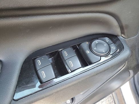 Used 2023 Chevrolet Equinox Premier image 10