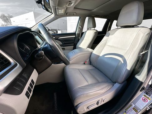 Used 2016 Toyota Highlander XLE image 13