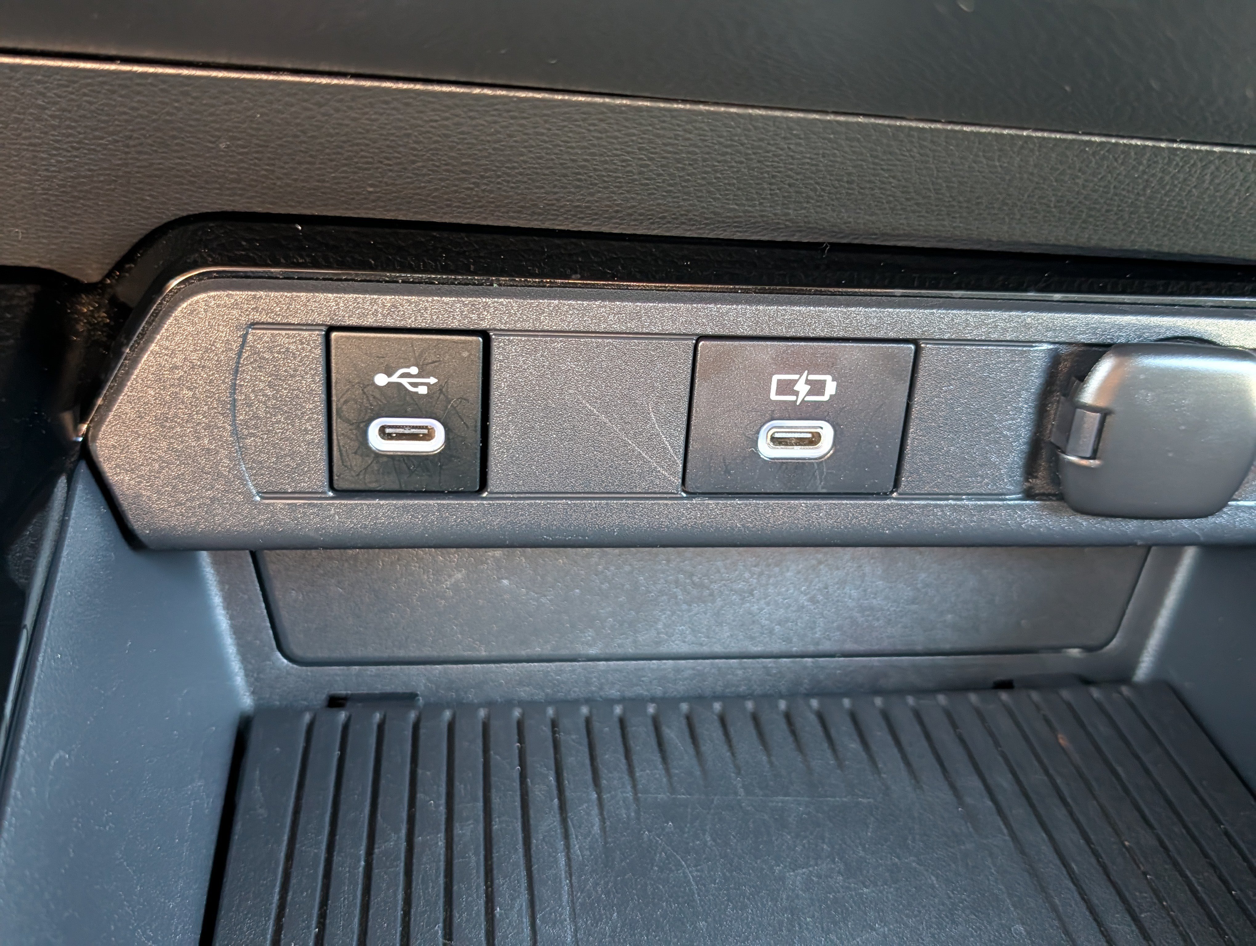 Used 2025 Toyota Prius LE AWD/4WD image 33