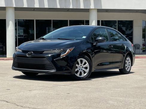 Used 2025 Toyota Corolla LE FWD image 1