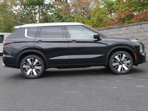 Used 2025 Mitsubishi Outlander AWD image 8