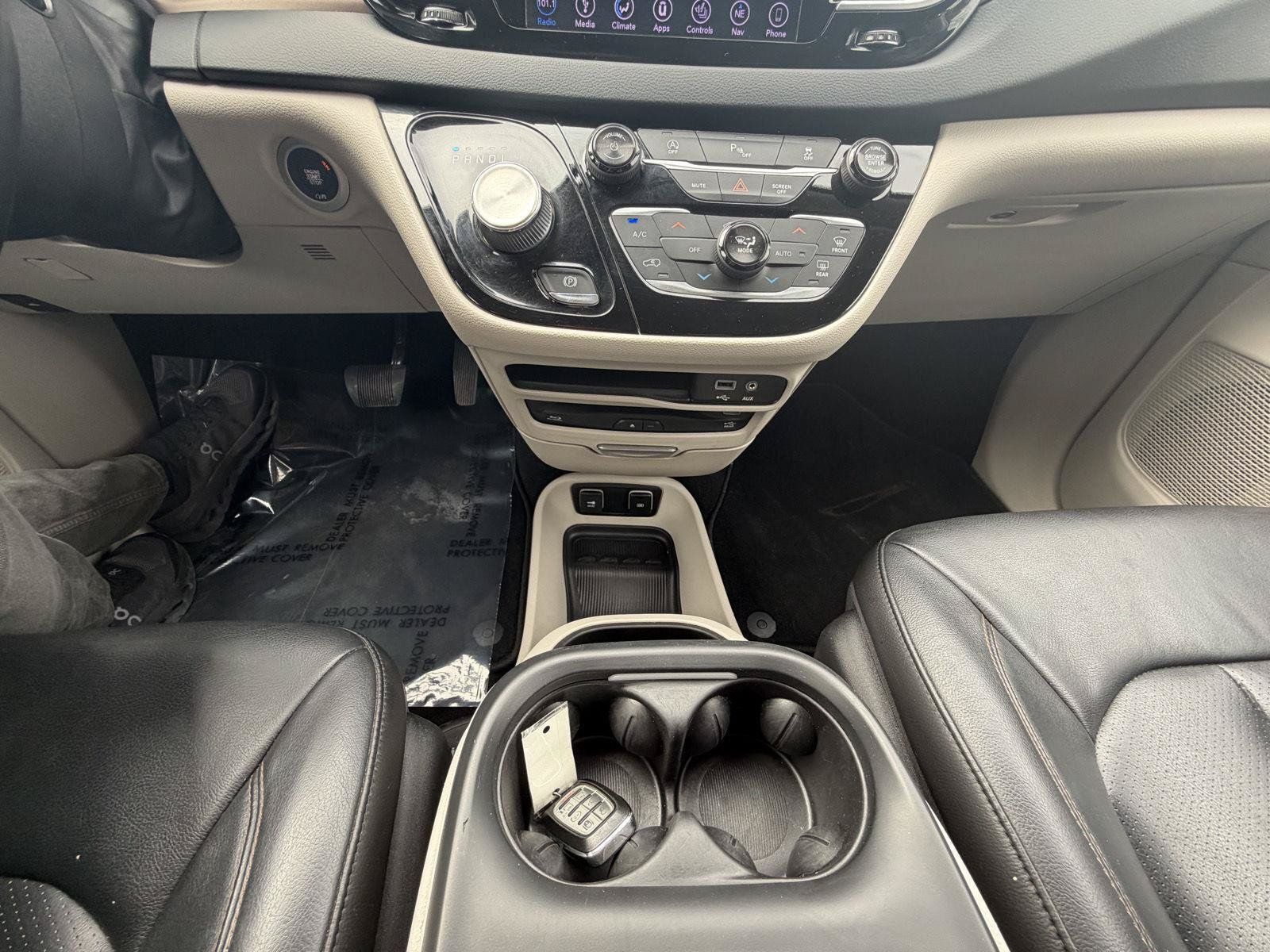 Used 2018 Chrysler Pacifica Touring-L Plus FWD image 16