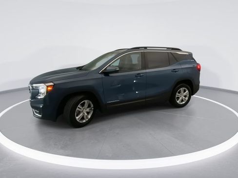 Used 2024 GMC Terrain SLE w/ Driver Convenience Package FWD image 2