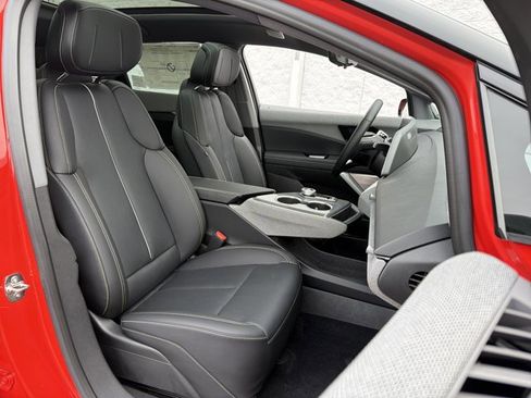 New 2025 Cadillac Optiq Sport 2 w/ LPO, Floor Liner Package image 31