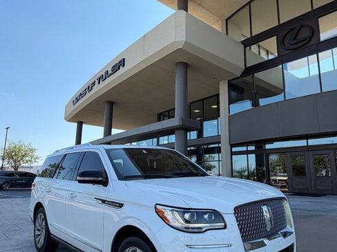 Used 2024 Lincoln Navigator Reserve AWD/4WD image 2