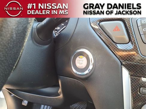 Used 2019 Nissan Pathfinder SL image 16