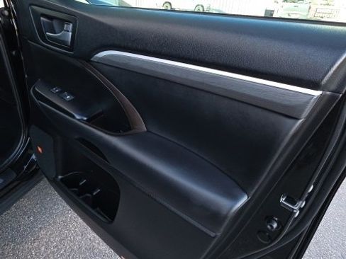 Used 2019 Toyota Highlander Limited w/ Carpet Mat Package (TMS) image 24