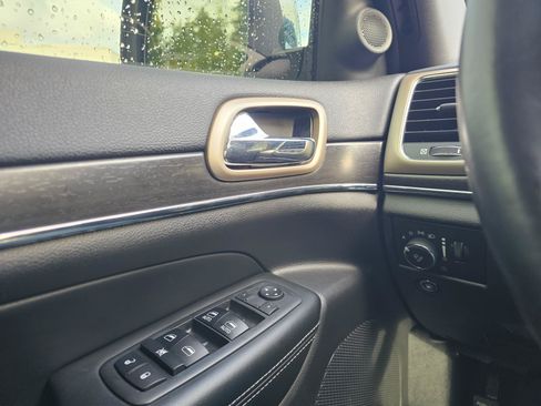Used 2017 Jeep Grand Cherokee Limited w/ Luxury Group II AWD/4WD image 31