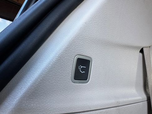Used 2024 Chrysler Voyager LX FWD image 9