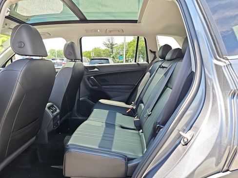 Used 2022 Volkswagen Tiguan SE w/ Panoramic Sunroof Package AWD/4WD image 12