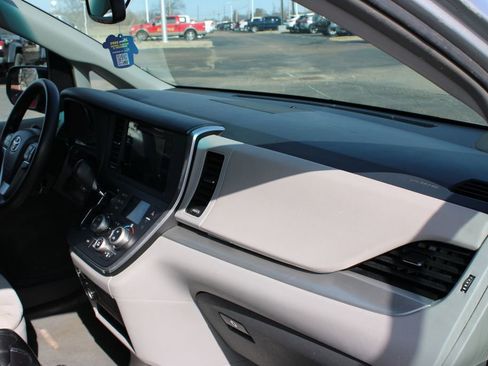 Used 2015 Toyota Sienna LE image 26