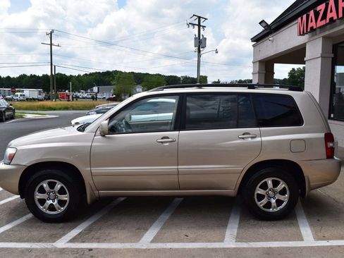 Used 2005 Toyota Highlander 4WD V6 w/ 3rd Row image 5