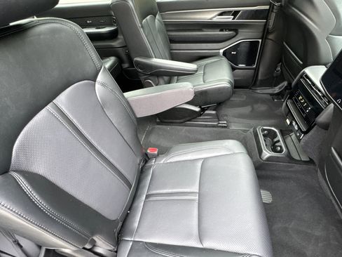 Used 2025 Jeep Wagoneer L Series III w/ Premium Group I image 20