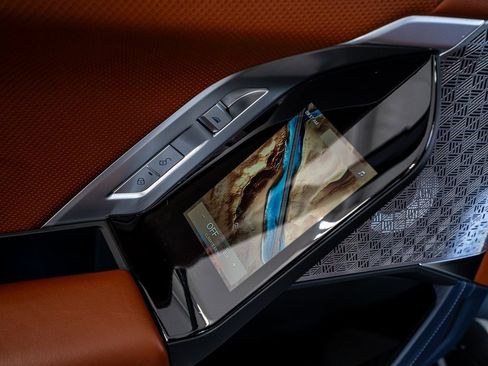 Used 2024 BMW i7 xDrive60 image 54