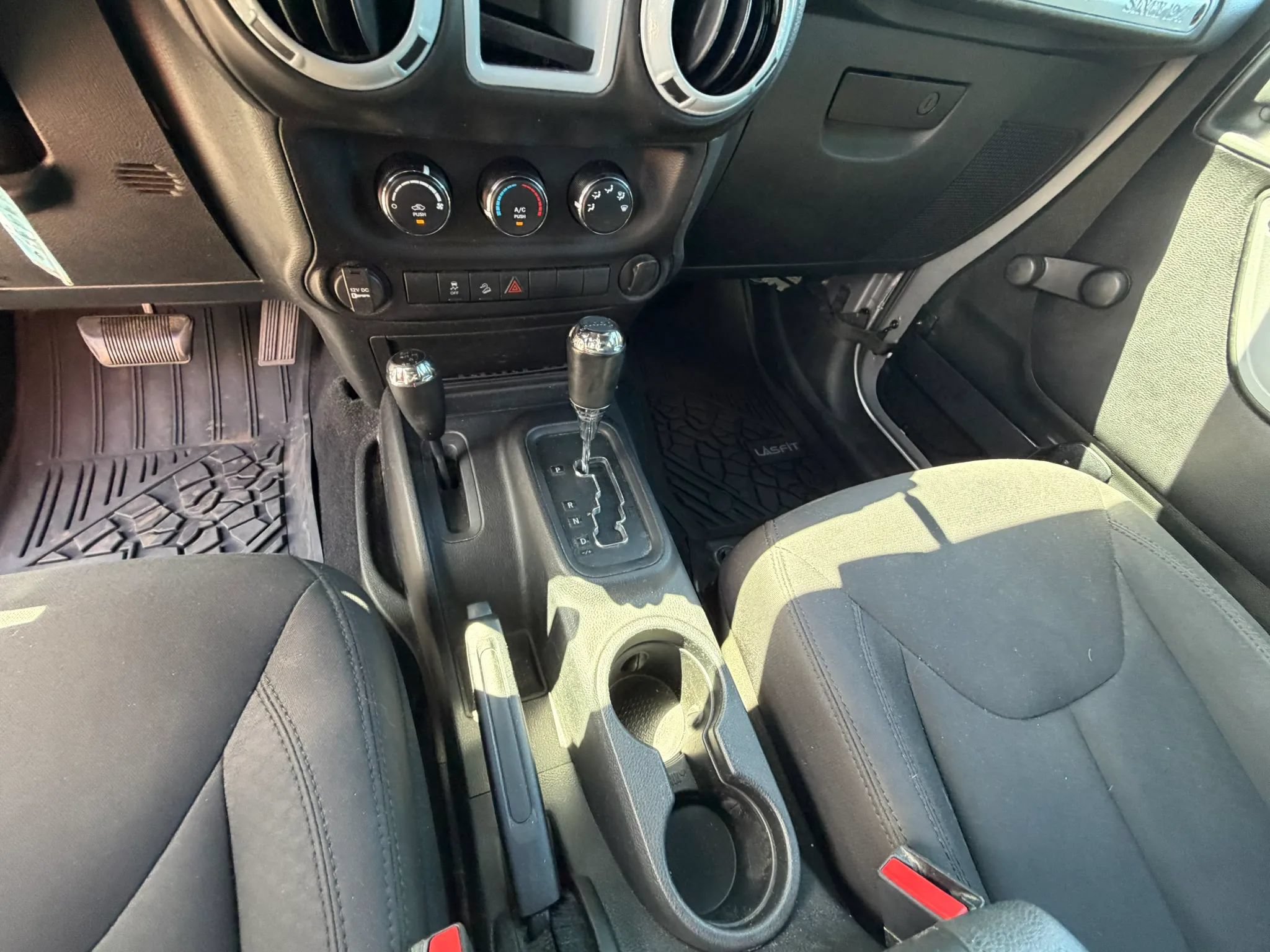 Used 2016 Jeep Wrangler Unlimited Sport w/ Connectivity Group AWD/4WD image 32