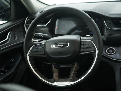 Used 2023 Jeep Grand Cherokee L Limited w/ Luxury Tech Group II image 16