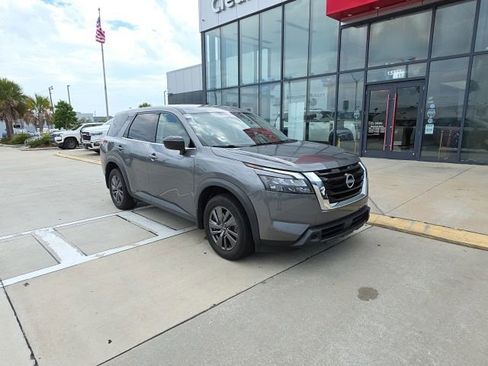 Used 2023 Nissan Pathfinder S FWD image 2