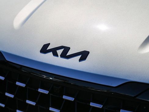 Certified 2026 Kia Carnival SX w/ SX Dark Edition Package FWD image 6