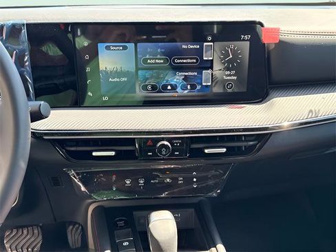 New 2025 Nissan Kicks SR image 11