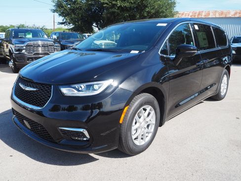 New 2025 Chrysler Pacifica Select w/ Uconnect Theater Family Group image 2