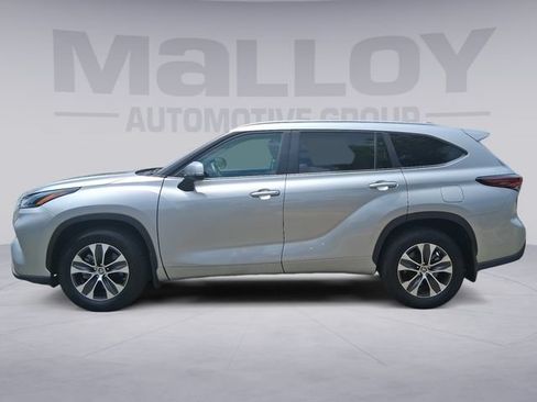 Used 2024 Toyota Highlander XLE AWD/4WD image 2