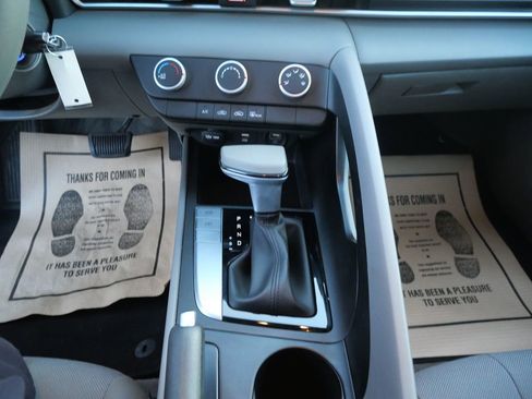 Used 2021 Hyundai Elantra SE image 12