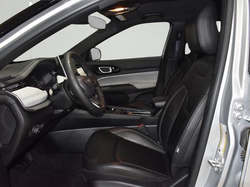 Used 2025 Jeep Compass Limited AWD/4WD image 18