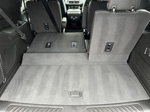 Used 2024 GMC Yukon SLT w/ SLT Luxury Package image 20