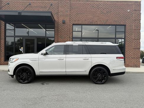 Used 2022 Lincoln Navigator L Reserve RWD image 3