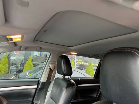 Used 2019 Toyota Highlander XLE AWD/4WD image 18