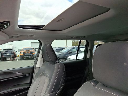 Certified 2023 Jeep Grand Cherokee Laredo w/ Luxury Tech Group I image 24