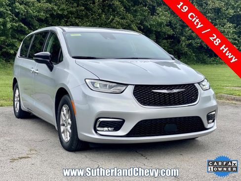 Used 2024 Chrysler Pacifica Touring-L image 9