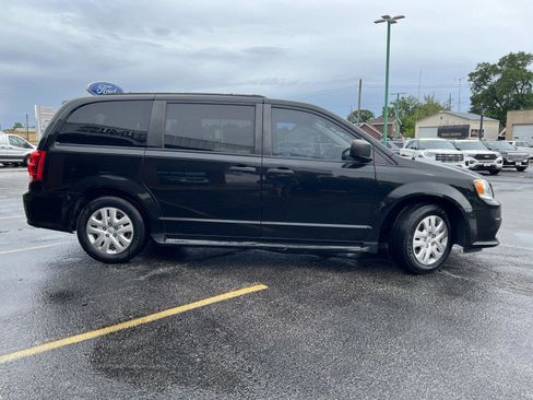 Used 2019 Dodge Grand Caravan SE w/ UConnect Hands-Free Group FWD image 4