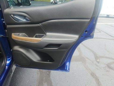 Used 2023 GMC Acadia SLE w/ Driver Convenience Package image 12