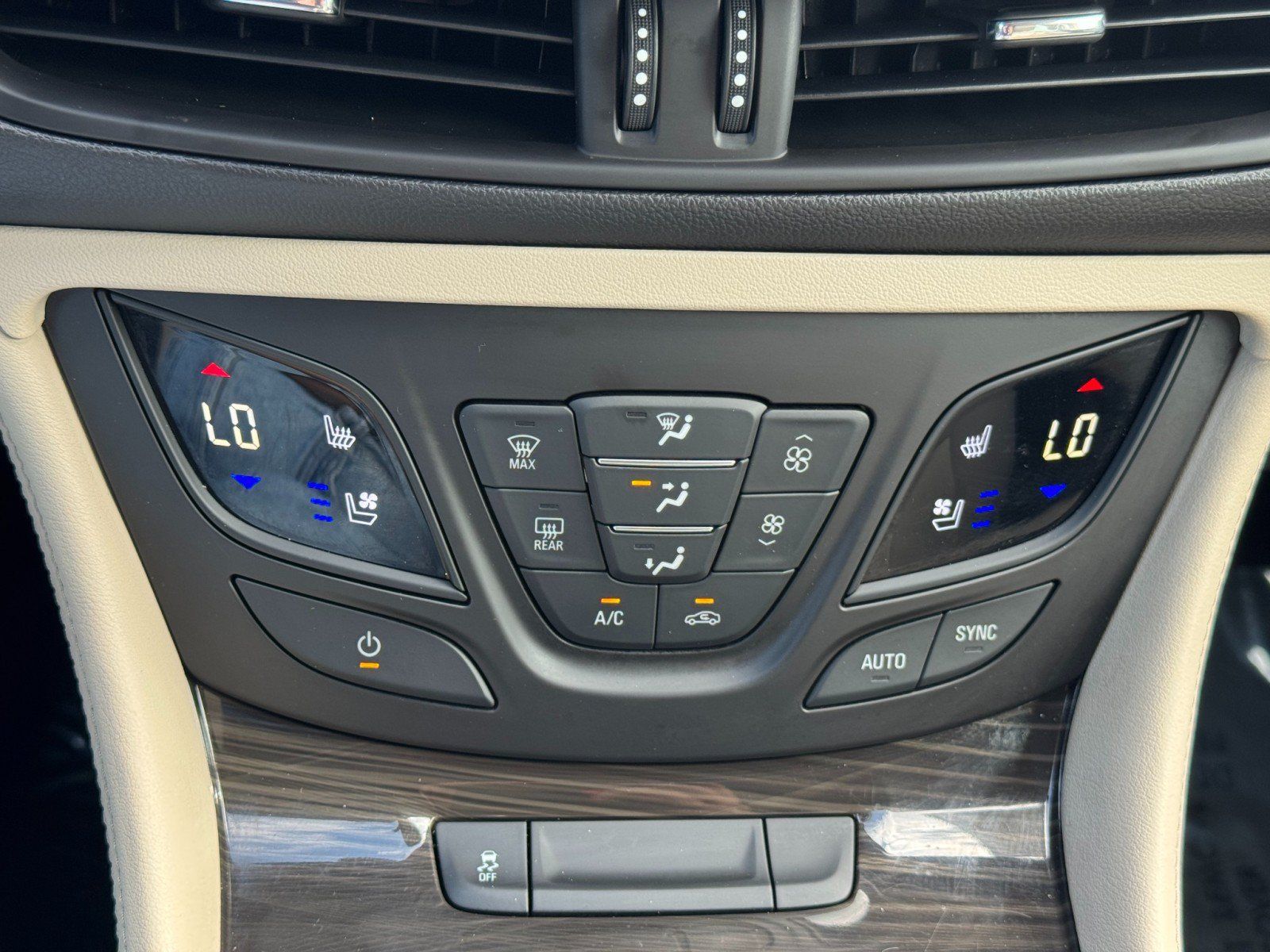 Used 2020 Buick Envision Premium w/ Driver Confidence Package AWD/4WD image 30