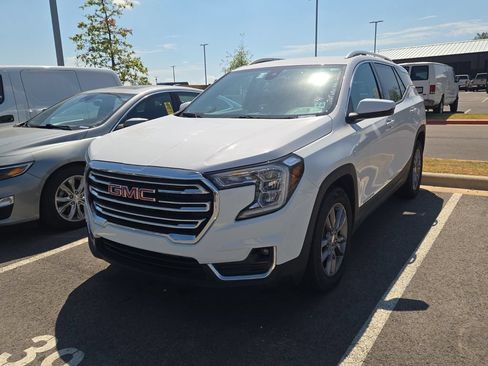 Used 2024 GMC Terrain SLT FWD image 1