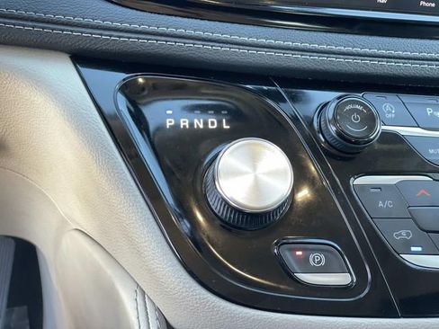 Used 2023 Chrysler Pacifica Limited image 16