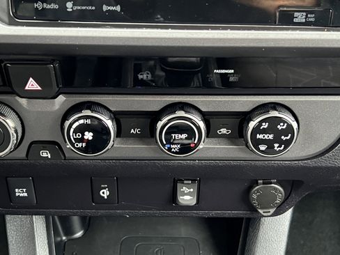 Used 2016 Toyota Tacoma TRD Sport w/ Towing Package image 30