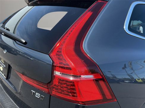 Used 2021 Volvo XC60 T5 Momentum w/ Premium Package AWD/4WD image 29